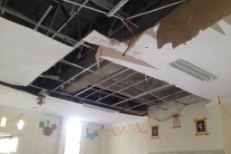 Plafon ruang kelas SMAN 2 Meukek ambruk