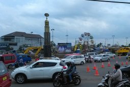 Satpol PP tertibkan spanduk pelanggar aturan