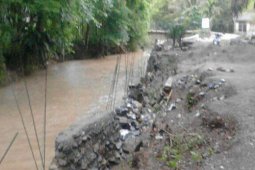 Baru dibangun pengaman tebing sungai sudah ambruk