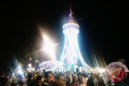 Warga padati tugu keris pergantian tahun