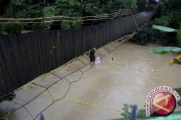 Korban jembatan gantung putus 35 orang