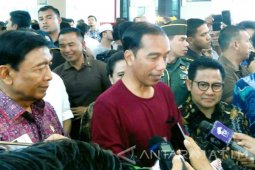 Gaya Santai Jokowi Disesuaikan "Sikon"