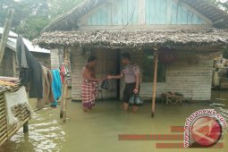 Polsek Batu Benawa Bantu Sembako Untuk Korban Banjir&Acirc;&nbsp;