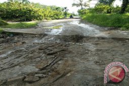Warga Tanbu Harapkan Perbaikan Jalan Nasional