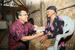Bupati Anas Cek Program Jemput Bola Lansia Sakit