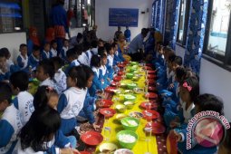 Lantamal Pontianak ajak Anak-anak gemar makan ikan