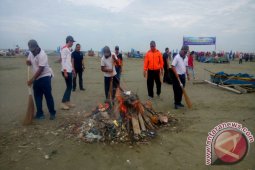 Lanal Bengkulu gelar pungut sampah berhadiah