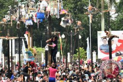 Di Jambi perempuan ikut panjat pinang
