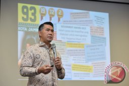Fasha terima penghargaan dari PWI Jambi