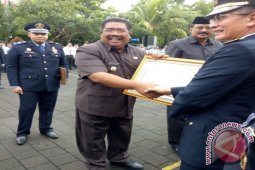 Bantu Imigrasi Singaraja, Bupati Buleleng Terima Penghargaan Kemenkumham