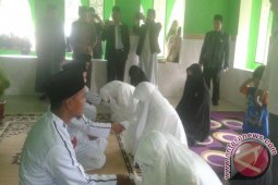 Tiga pasang guru ponpes nikah serentak