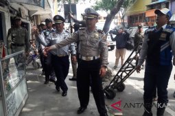 Petugas Gabungan "Bersihkan" Trotoar Dari PKL