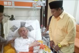Uu Ruzhanul menjenguk KH Umar Basri