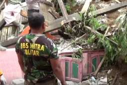 Rumah di Blitar Rusak Terkena Longsor