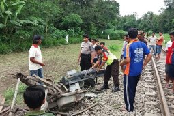 Polisi Tangani Mobil Tertabrak Kereta
