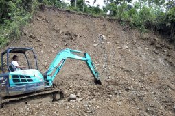 Jalan Desa yang Tertimbun Longsor di Jember Dapat Dilalui Kembali