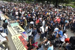 Menyambut  ketentuan baru taksi "online" - Ahmad Wijaya