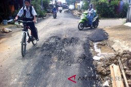 PU Belum Perbaiki Jalan Rusak Menuju Sekolah