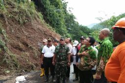 Wabup Jember Imbau Warga Waspadai Longsor Susulan di Silosanen