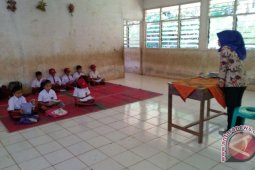 Anak SD belajar dilantai