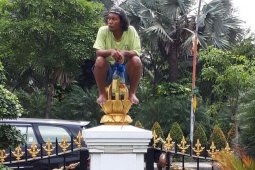 Pria &ldquo;Nangkring&rdquo; di Pagar Grahadi Diamankan (Video)