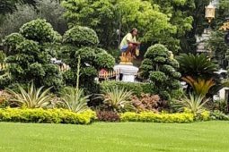 Pakde Sempat Lihat Pria &ldquo;Nangkring&rdquo; di Pagar Grahadi