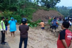 Jalan antarkecamatan di Kuningan tertimbun longsor