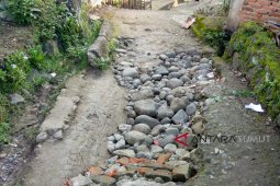 Warga Pardomuan minta jalan mereka diperhatian