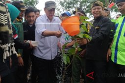 Deddy Mizwar sewa rumah di Dago selama cuti