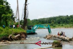 Perbaikan sementara tanggul Batangtoru