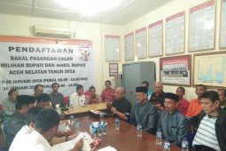 Ribuan pendukung antar pasangan Azam mendaftar