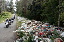 Tumpukan sampah lingkar Danau Toba