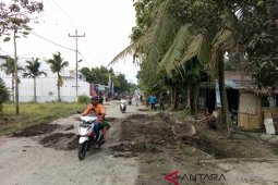 Warga timbun jalan rusak