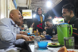Rusydi nikmati jajanan pinggir jalan