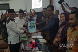 Gubernur Kaltim Antar Putranya Daftar Pilkada