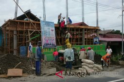 Warga gotong royong bangun kantor desa