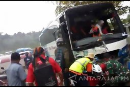 Rem Blong, Bus Tabrak Beruntun di Pantai Gemah