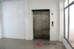 Lift RSUD Pandan belum berfungsi