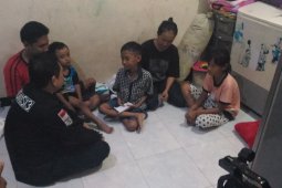 Anggota DPR-RI Jenguk Penderita Usus Keluar (Video)