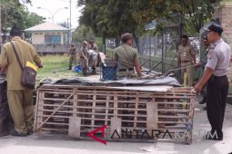 Petugas tertibkan pedagang ayam di pasar penampungan Paser