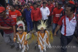 Diiringi Ribuan Pendukung, Sahto Resmi Daftar Pilkada Tulungagung