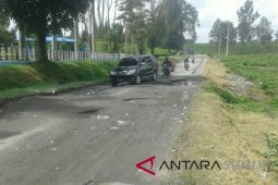 Jalan rusak objek wisata