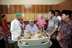 Gubernur Ridho Ficardo Menjenguk Istri KH Muhsin Abdillah