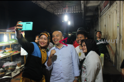 Warga ajak Rusydi foto selfie