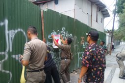 IMB Tak Sesuai, Satpol Surabaya Segel Gedung Bimbingan Belajar