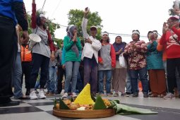 Puluhan Warga Surabaya Syukuran Risma Tidak Jadi Cawagub Jatim