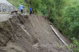 Talut Jalan di Magetan Longsor