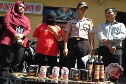 Polisi tangkap wanita penjual miras di Aceh Barat