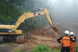 Alat Berat Dikerahkan Sisir Material Longsor Trenggalek