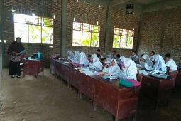 Siswa SLTA belajar beralaskan tanah